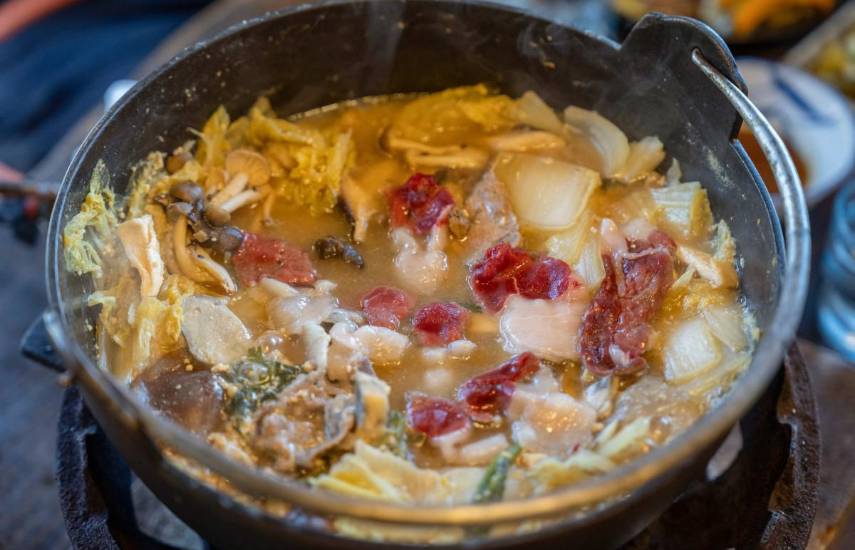 De predador a plato suculento: la crisis de los osos en Japón desata una fiebre culinaria