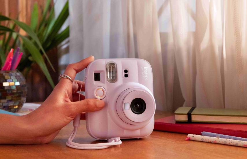 Fujifilm presenta la cámara instax mini 13 con temporizador automático
