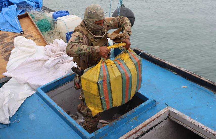 El SENAN decomisa embarcación que transportaba 571 paquetes de presunta droga en aguas del Archipiélago de las Perlas