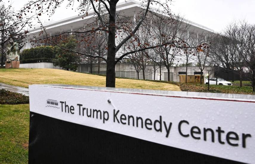 Juez ordena a Trump retirar su nombre del famoso Kennedy Center