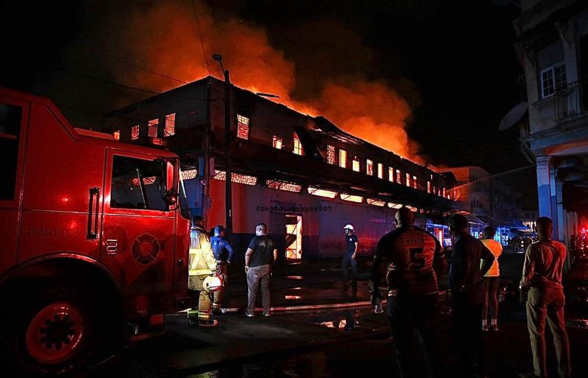 Bomberos se mantienen en labores de remoción de escombros tras incendio de Calle 12 en Colón