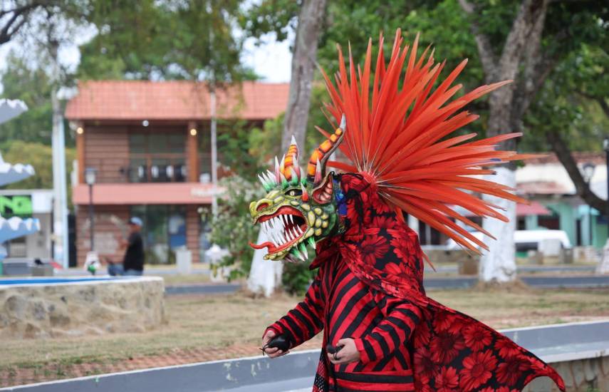 Máscaras, alfombras y danzas protagonizan el Corpus Christi