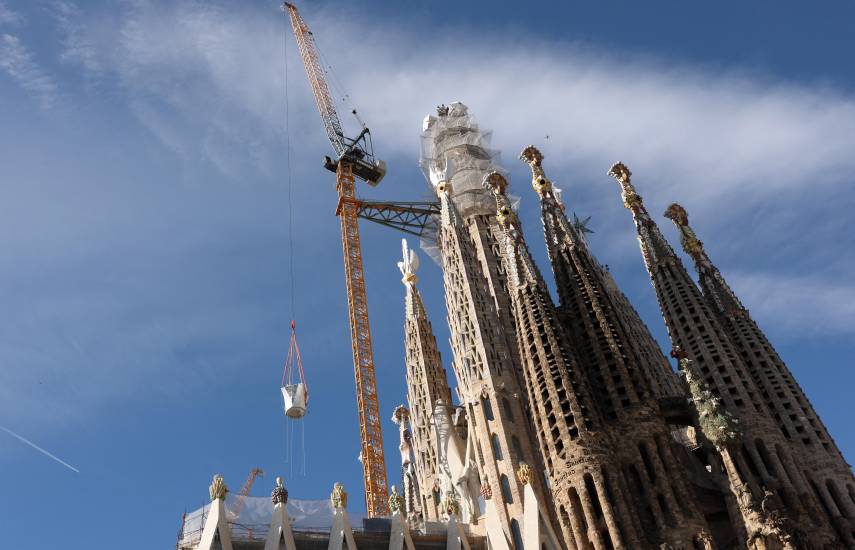 AFP | Una grúa levanta la última pieza de la cruz de 17 metros de altura y 13,5 metros de ancho que completa la Torre de Jesucristo de la Sagrada Familia en Barcelona el 20 de febrero de 2026.