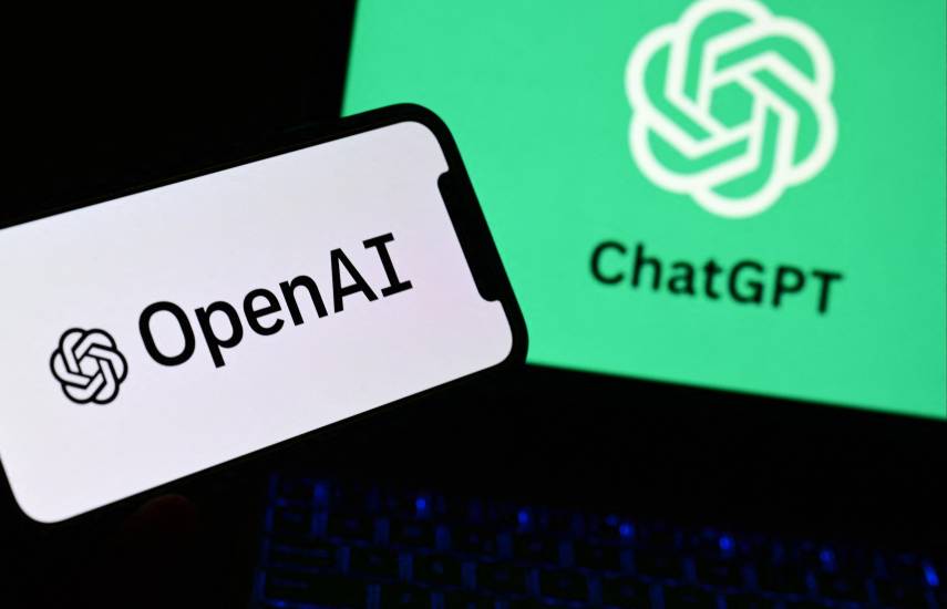 Un teléfono inteligente y una computadora portátil con los logotipos del laboratorio de investigación de inteligencia artificial OpenAI y del robot ChatGPT.