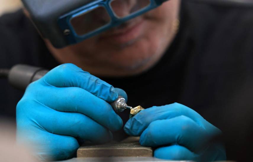 Reino Unido recupera el oro de los residuos electrónicos para hacer joyas