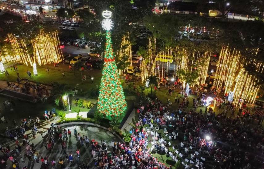 Inicia la época navideña con el encendido de luces en el Parque Omar