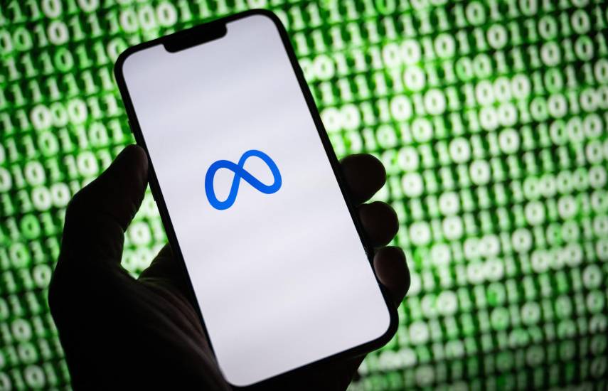 El logotipo de Meta en un teléfono inteligente en Mulhouse.