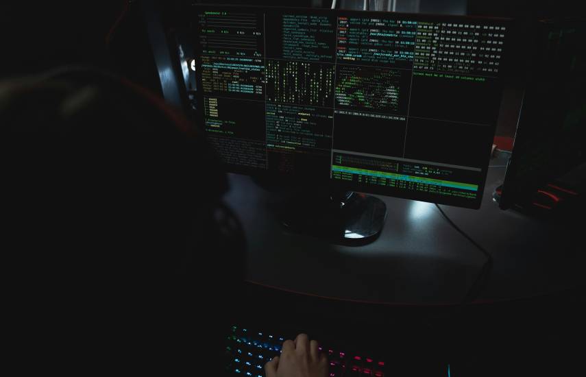 Ante la rápida evolución de la IA, la formación práctica y la especialización emergen como pilares en el mercado laboral