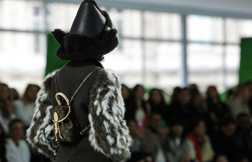 Una modelo presenta una creación de Louis Vuitton para el desfile de la colección.