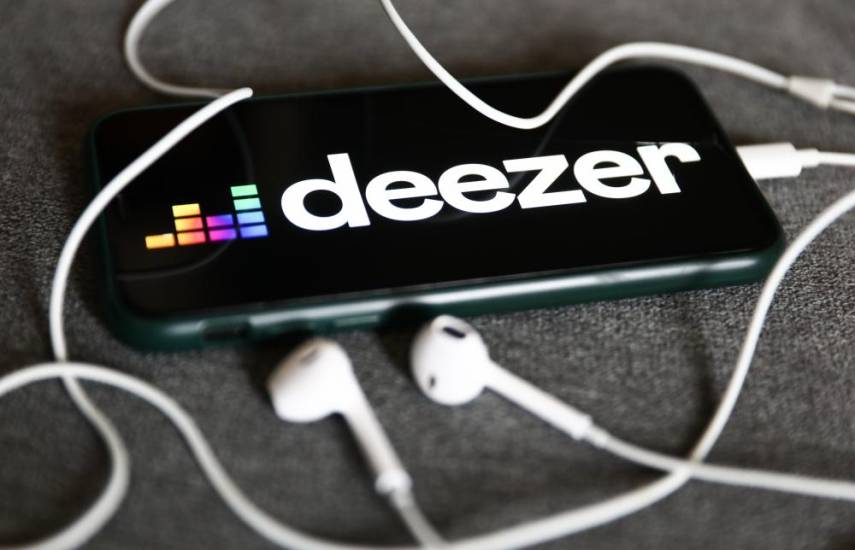 AFP | El logotipo de Deezer se muestra en un teléfono con auriculares conectados.