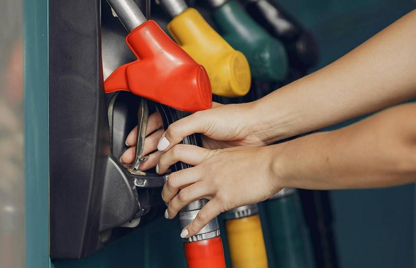 A partir de hoy aumenta el precio de la gasolina y baja el del diésel