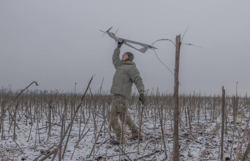 AFP | Un miembro ucraniano de un equipo de drones de la Brigada Azov, cuyo indicativo es Sava.