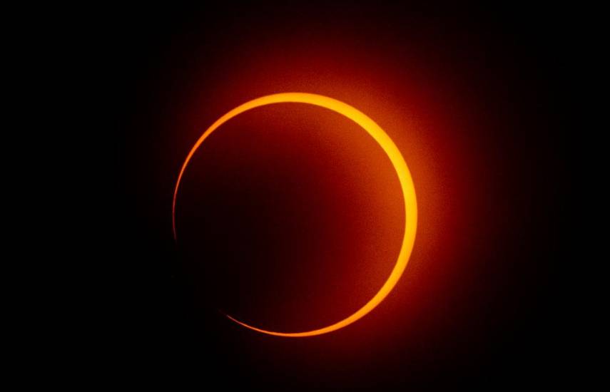 Eclipse muestra su “anillo de fuego” en el cielo del continente americano