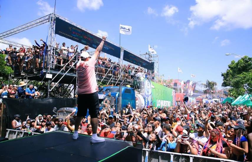 ML | Artista en la tarima principal del Carnaval en Penonomé.