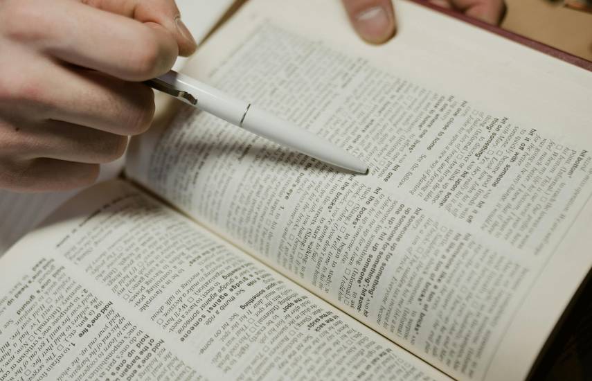 Wikipedia prohíbe el uso de la IA generativa para escribir o editar entradas, salvo para correcciones y traducciones