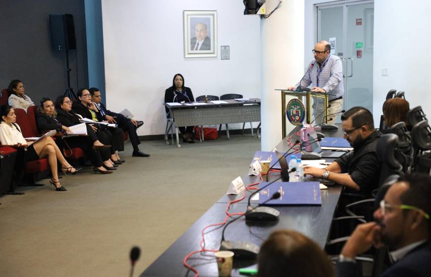 Defensor del Pueblo solicita eliminar barreras de edad y conflictos de intereses en reformas a la Carrera Administrativa.