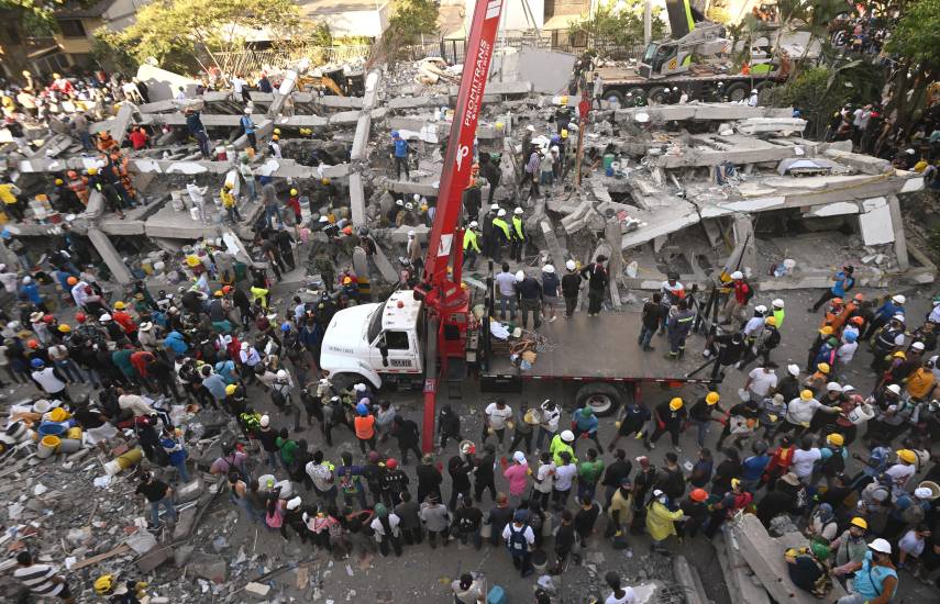Socorristas trabajan sin descanso para hallar sobrevivientes del terremoto en Colombia