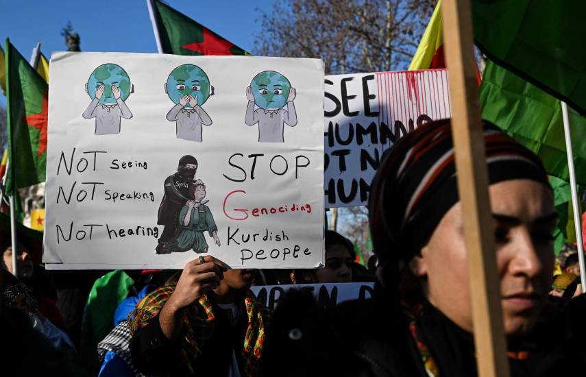 AFP | Manifestantes con pancartas y banderas participan en una manifestación en solidaridad con los kurdos del norte de Siria, en la Plaza de la República, en el centro de París, el 24 de enero de 2026.