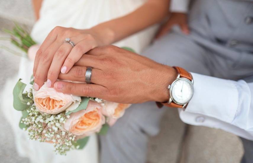 Pixabay | Una pareja muestra sus anillos de bodas.
