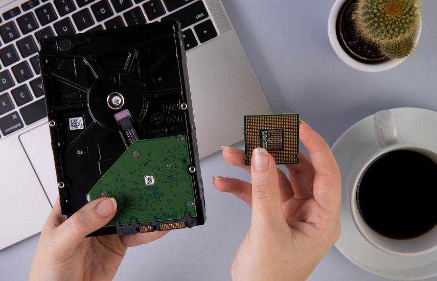 Intel avanza en su acuerdo con Apple y ya está fabricando chips para iPhone, iPad y Mac