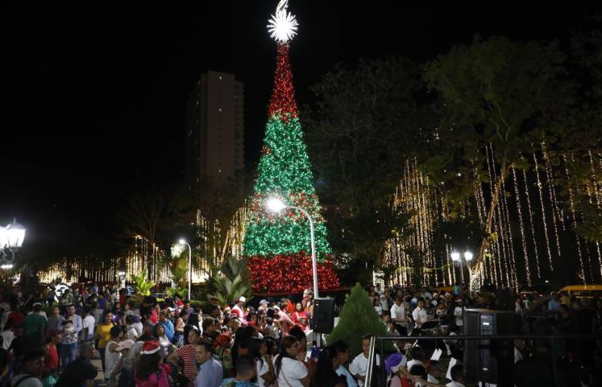 Inicia la época navideña con el encendido de luces en el Parque Omar