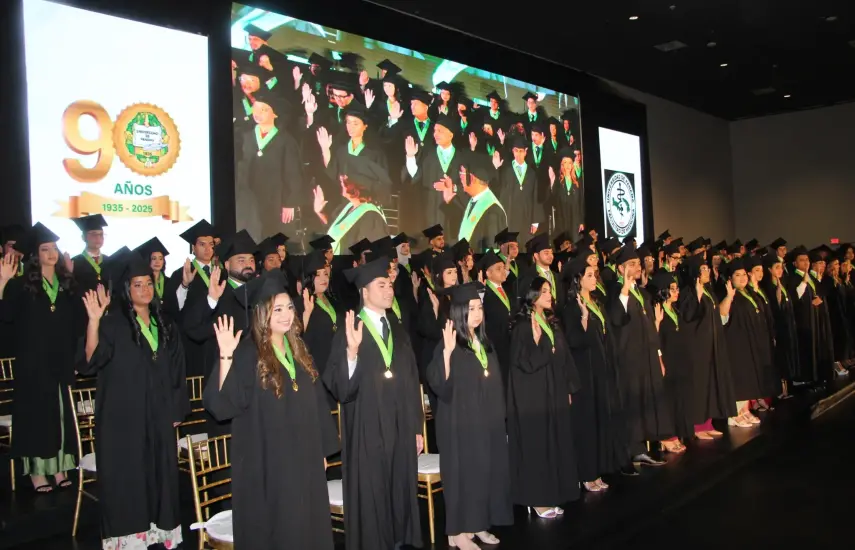 Universidad de Panamá entrega los diplomas de Doctor en Medicina a 83 miembros de la Promoción MED 18