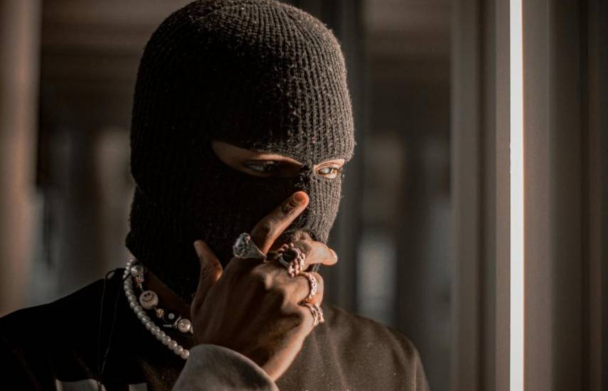 EDITORIAL : Mano dura