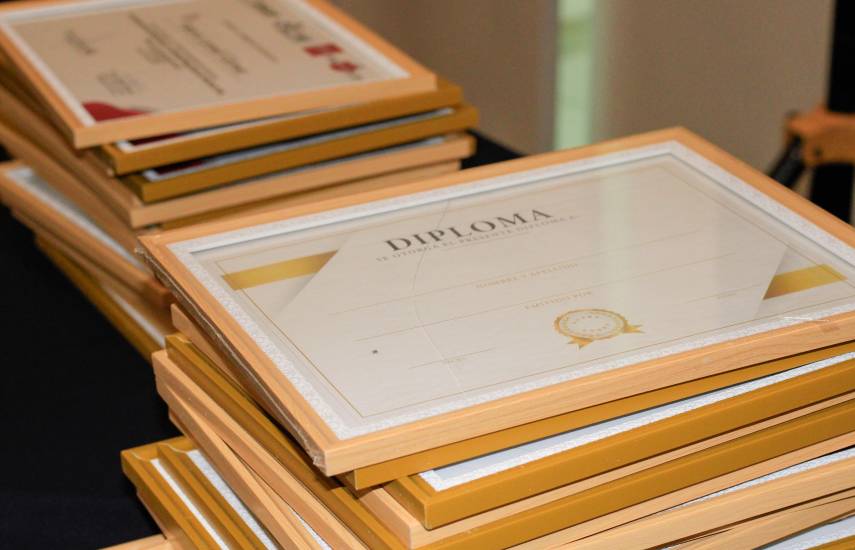Pexels | Varios diplomas sobre una mesa, antes de ser entregados.