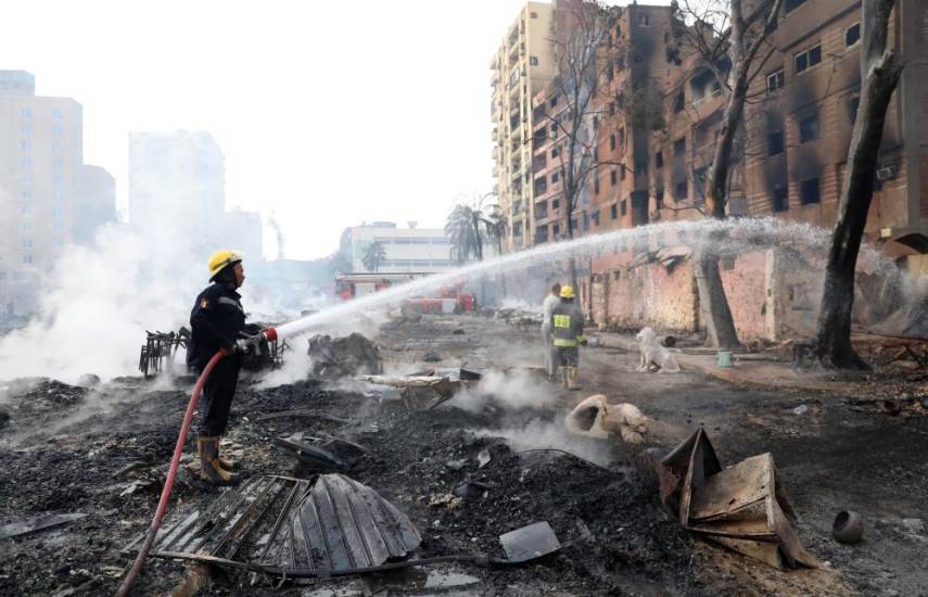 MOMEN SAMIR / AFP | Un bombero en las afueras del estudio incendiado.