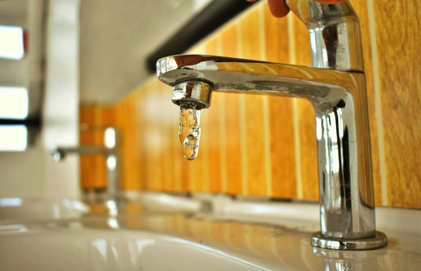 Pexels | Agua saliendo del grifo.