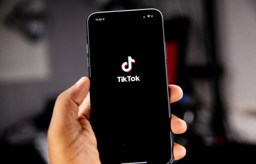 Los adolescentes aprenden más sobre sexualidad en TikTok que en la escuela, según un estudio