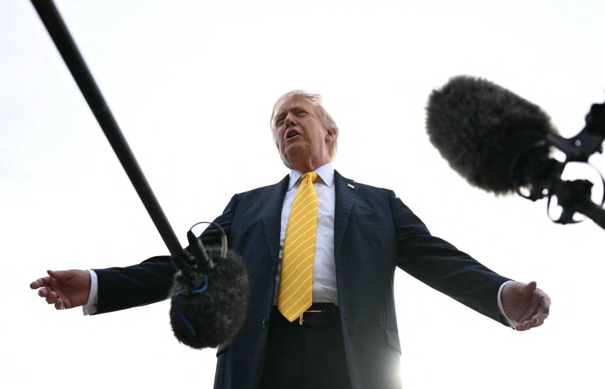 Trump dice que EEUU escoltará barcos a través del estrecho de Ormuz desde el lunes
