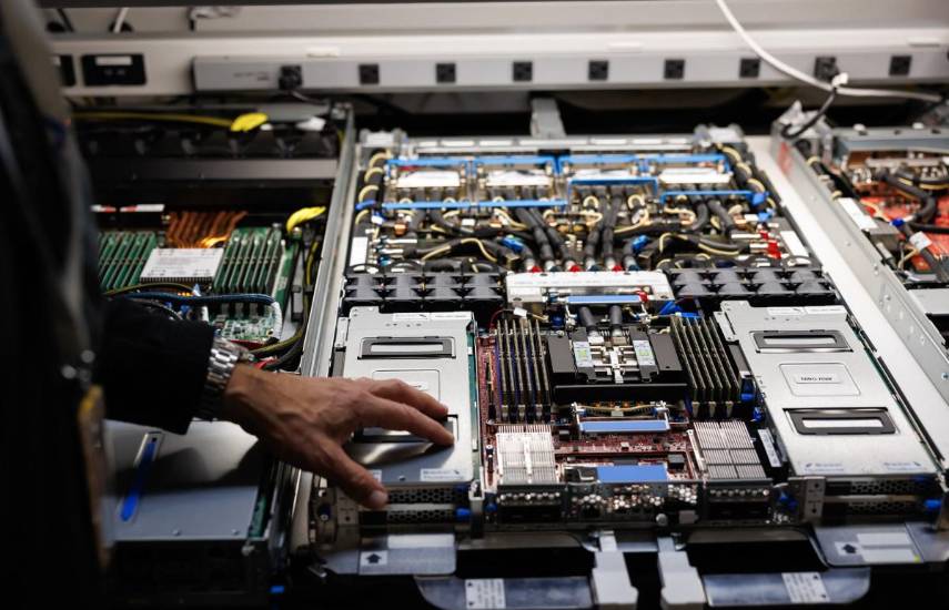 Amazon busca marcar diferencia en la batalla para entrenar a la IA