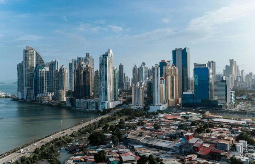 PEXELS | Vista de dos estratos sociales en la ciudad de Panamá.