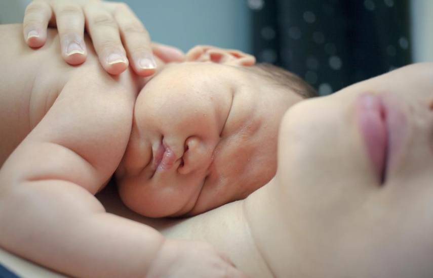 Pixabay | Una foto ilustrativa de un bebé dormido sobre el pecho de su madre.