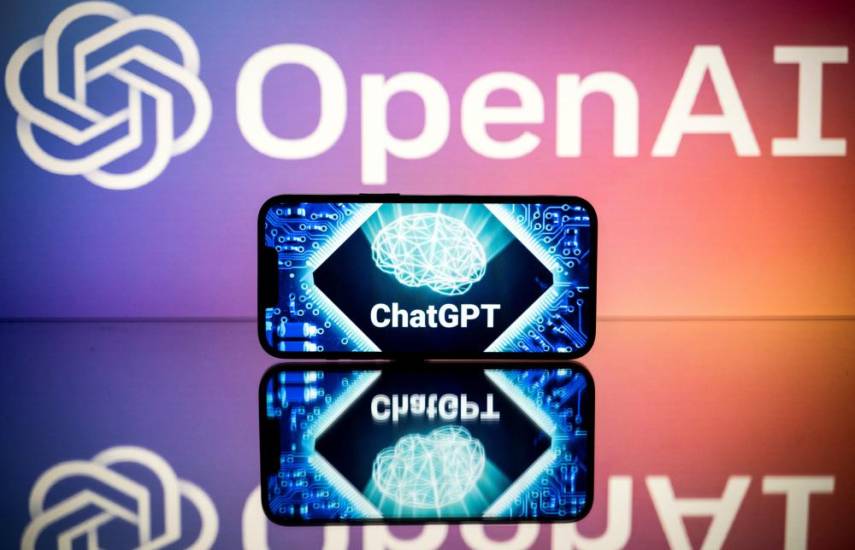 AFP | Pantallas con los logotipos de OpenAI y ChatGPT