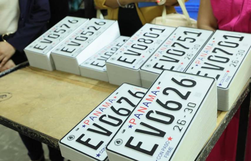 Retraso de las placas vehiculares por problemas logísticos