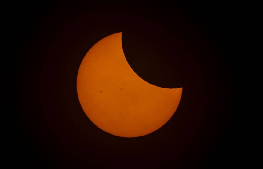 Eclipse muestra su “anillo de fuego” en el cielo del continente americano