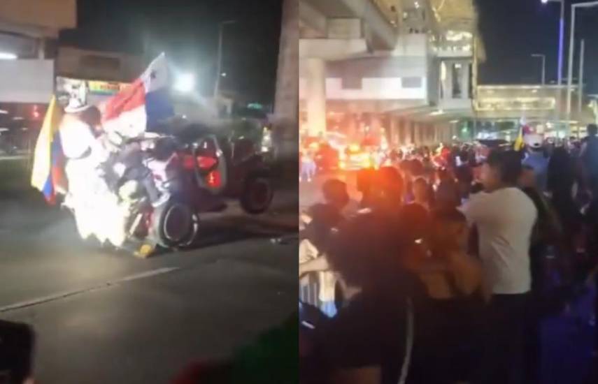 ML | Auto involucrado y público en el desfile.