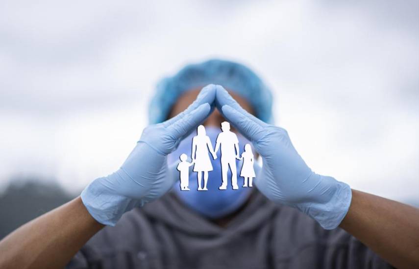 PIXABAY | Foto ilustrativa de personal médico junto a la silueta de una familia.