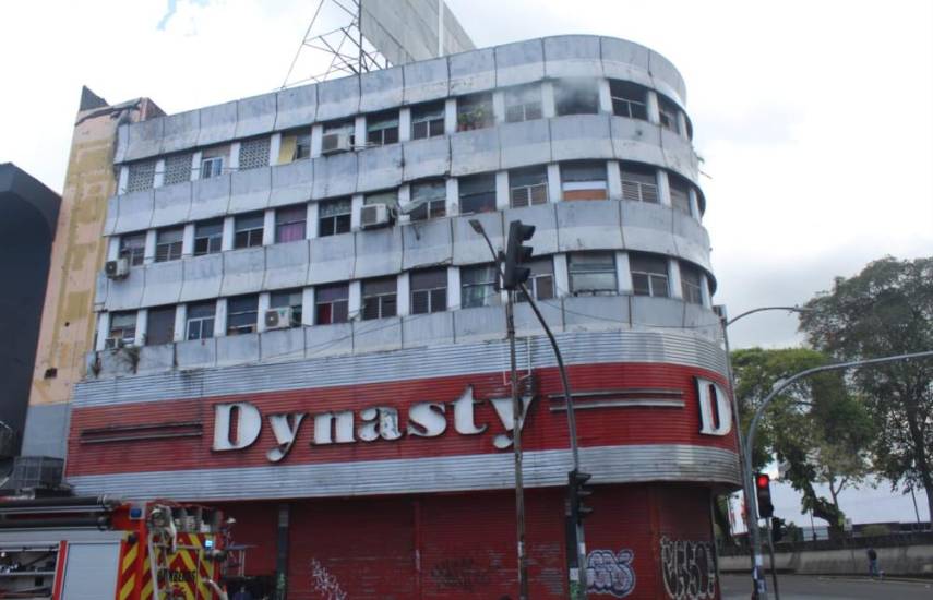 Bomberos controlan incendio en el edificio Dynasty, no hay heridos