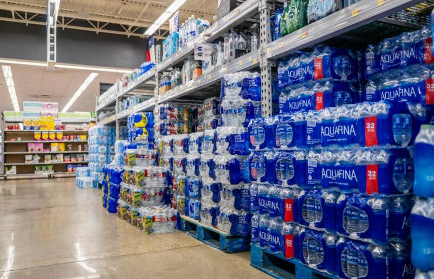 AFP | Pasillo especializado de venta de agua embotellada de diversas marcas y presentaciones, dentro de una tienda de abastecimiento de alimentos para consumo humano.