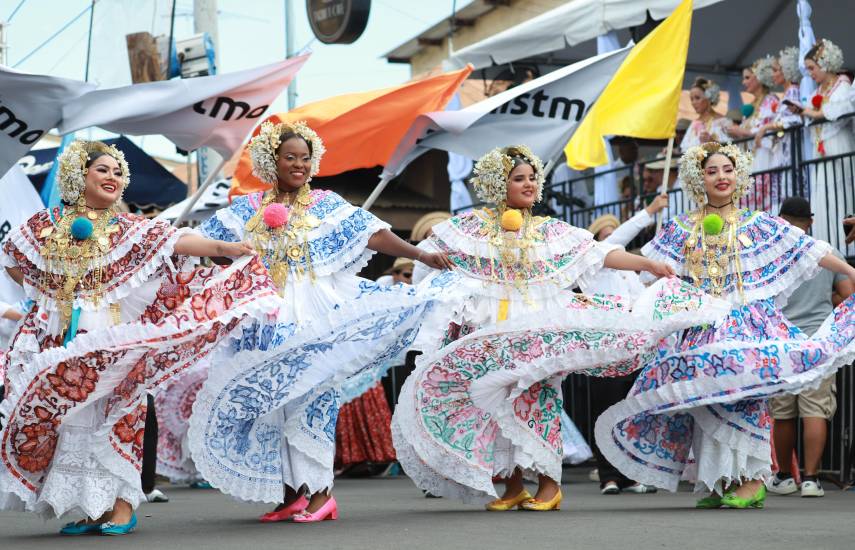 Las Tablas volvió a vestirse de tradición con el Desfile de las Mil Polleras