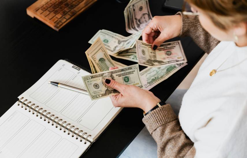 ML | Una persona cuenta dinero.