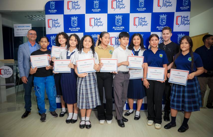 ML | Los nueve estudiantes becados por Wall Street English y la Alcaldía de Panamá.