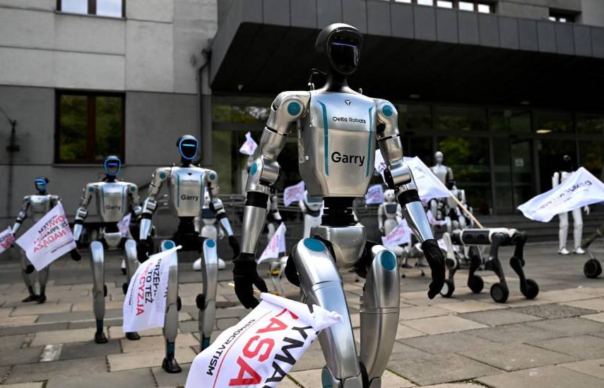 Decenas de robots “protestan” contra el uso descontrolado de la IA en Polonia