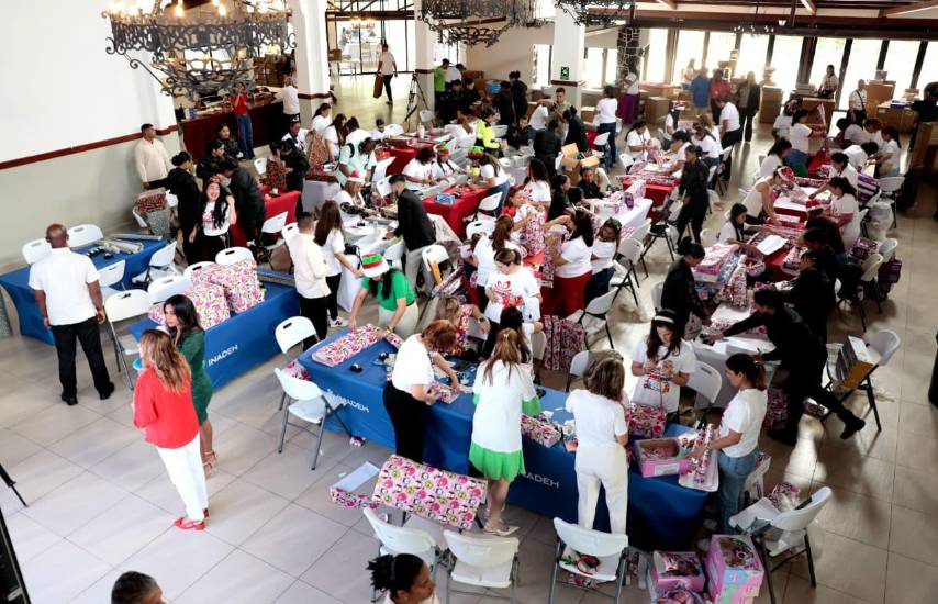 INADEH y Despacho de la Primera Dama realizan la Forratón 2025 para empacar 3,000 regalos navideños