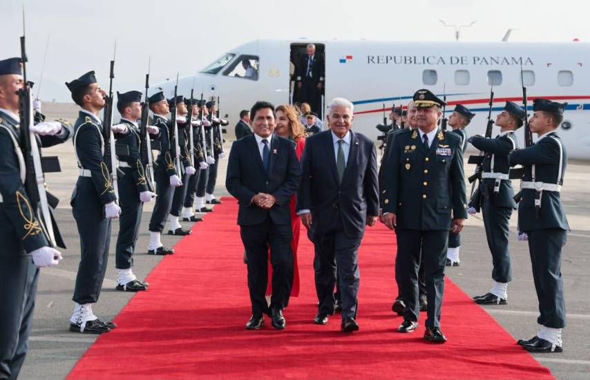 Mulino llega a Perú para asistir a la toma de posesión de Keiko Fujimori