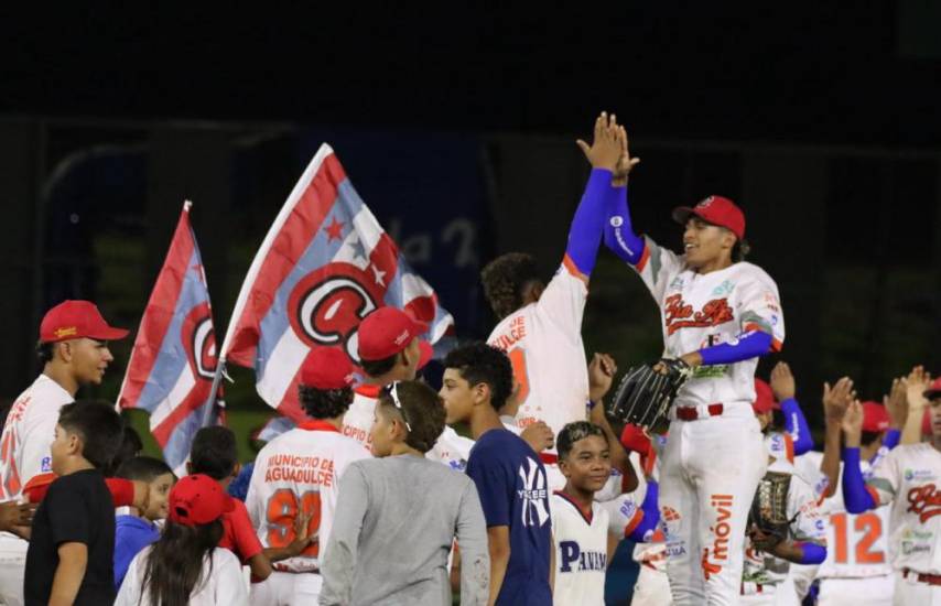 Cortesía | Peloteros del equipo juvenil de Coclé festejan la victoria del pasado domingo sobre Panamá Metro, en la Serie final del Campeonato Nacional de Béisbol Juvenil 2024.