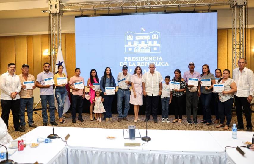 Gobierno entrega 200 soluciones de vivienda en Los Santos y Herrera